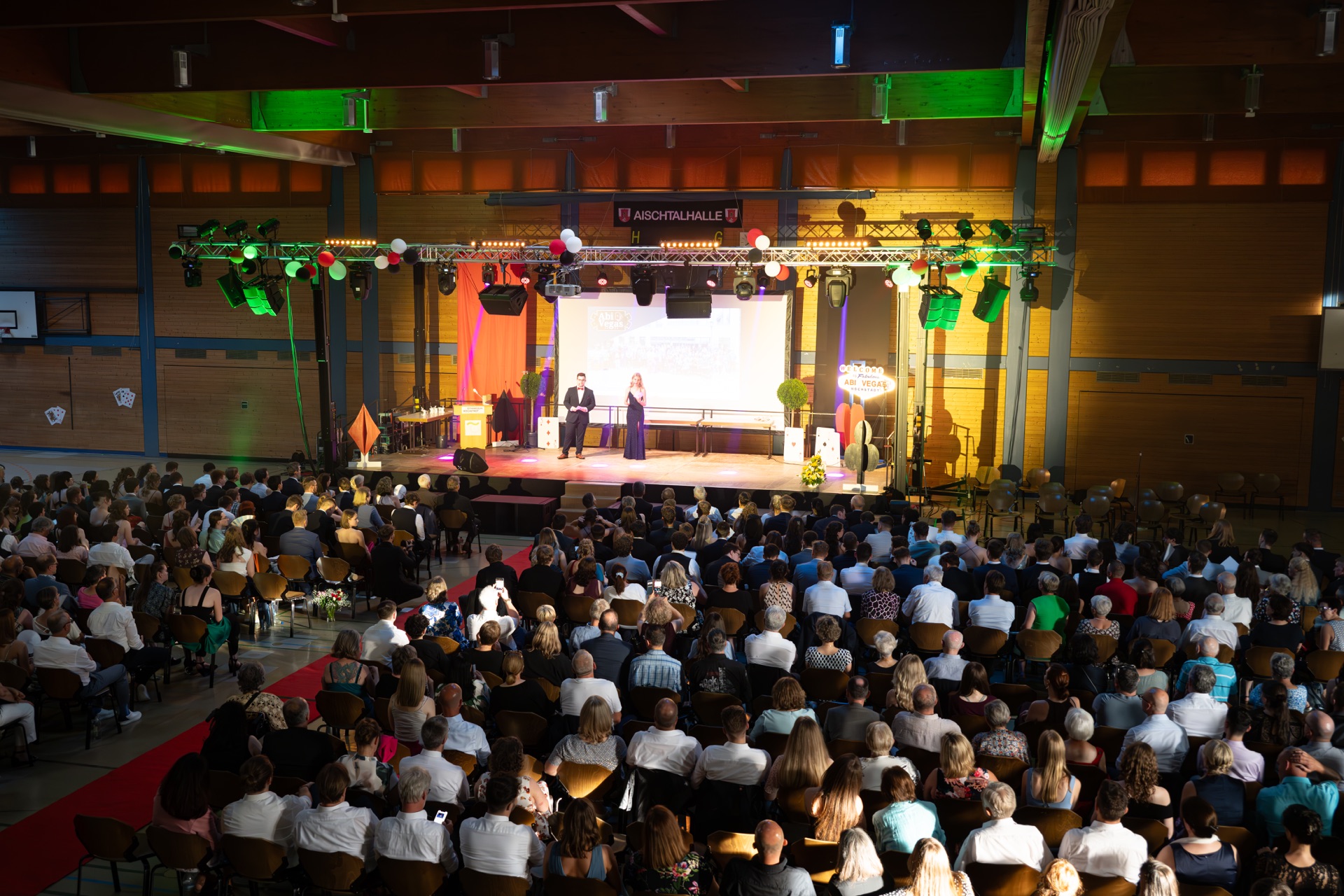 Große Veranstaltung mit professioneller Bühne
