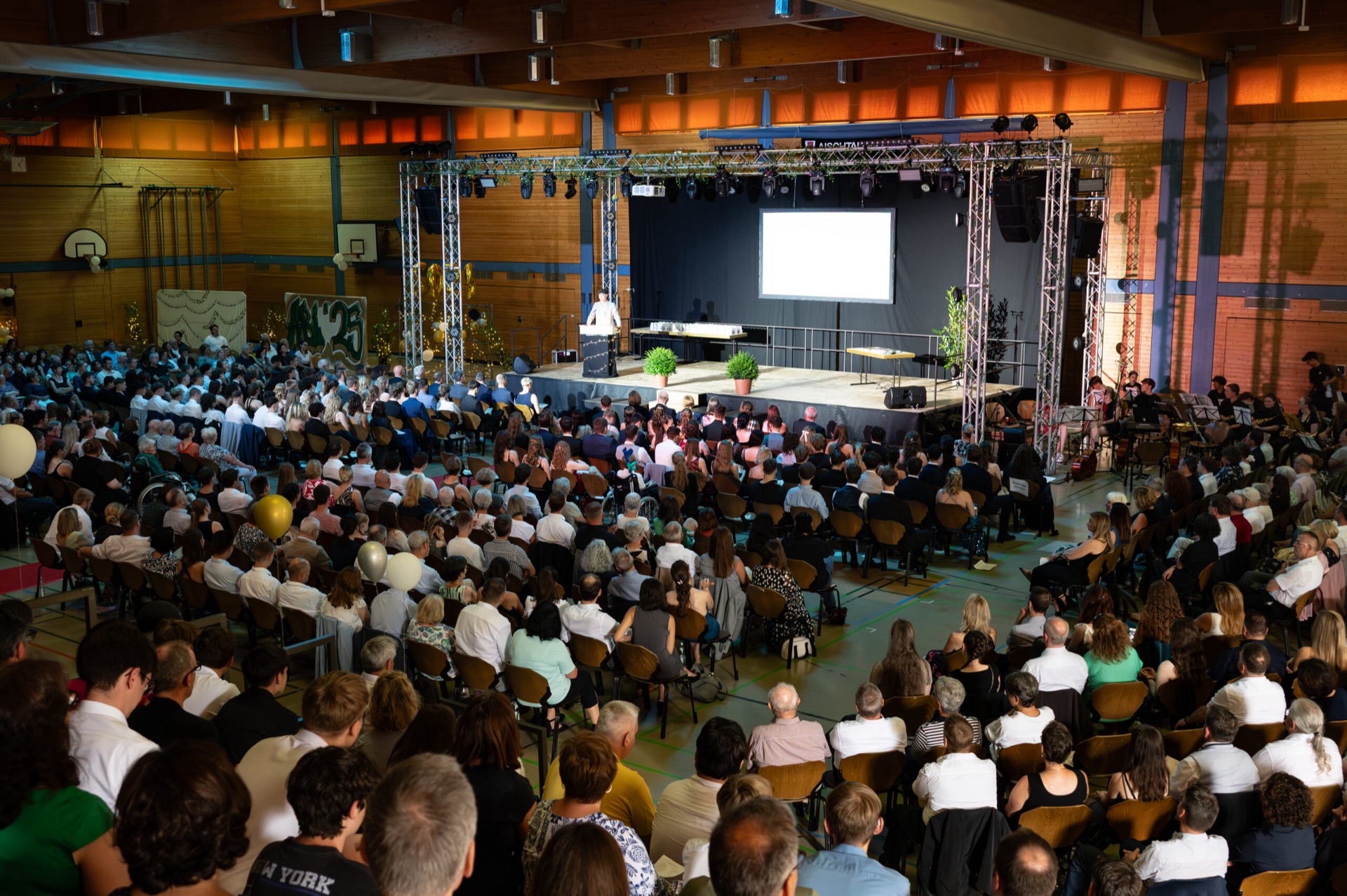 Event mit Traversen, Licht und Tonanlage