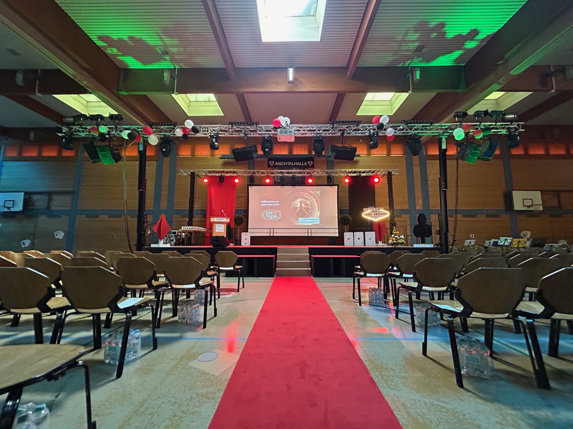 Professioneller Bühnenaufbau mit Traversen