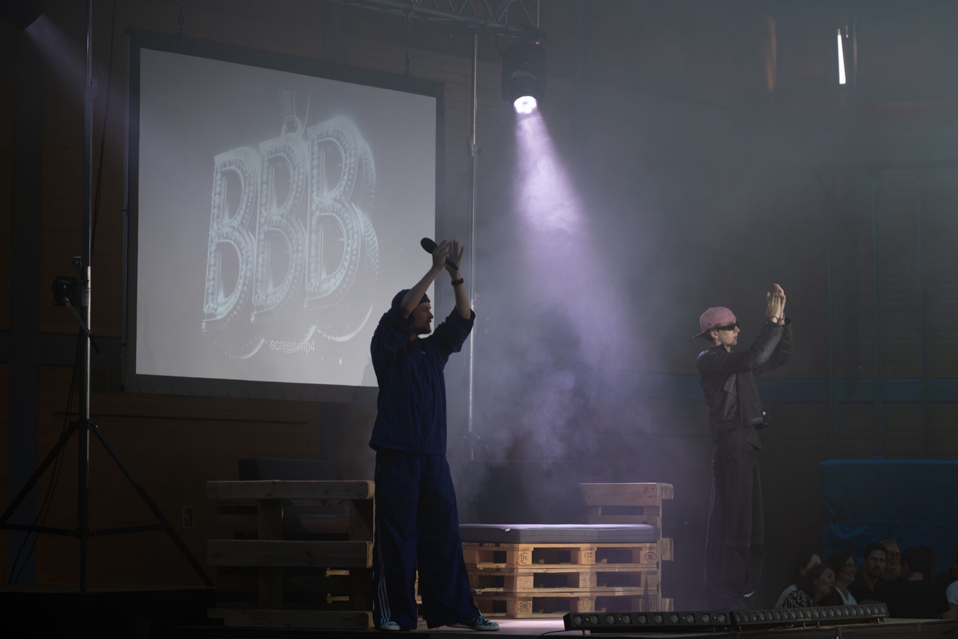 Bühnenshow mit Nebel und Spotlight