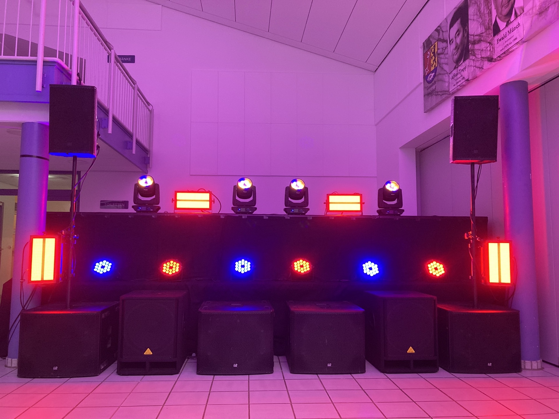 DJ Setup mit Subwoofern und Moving Heads