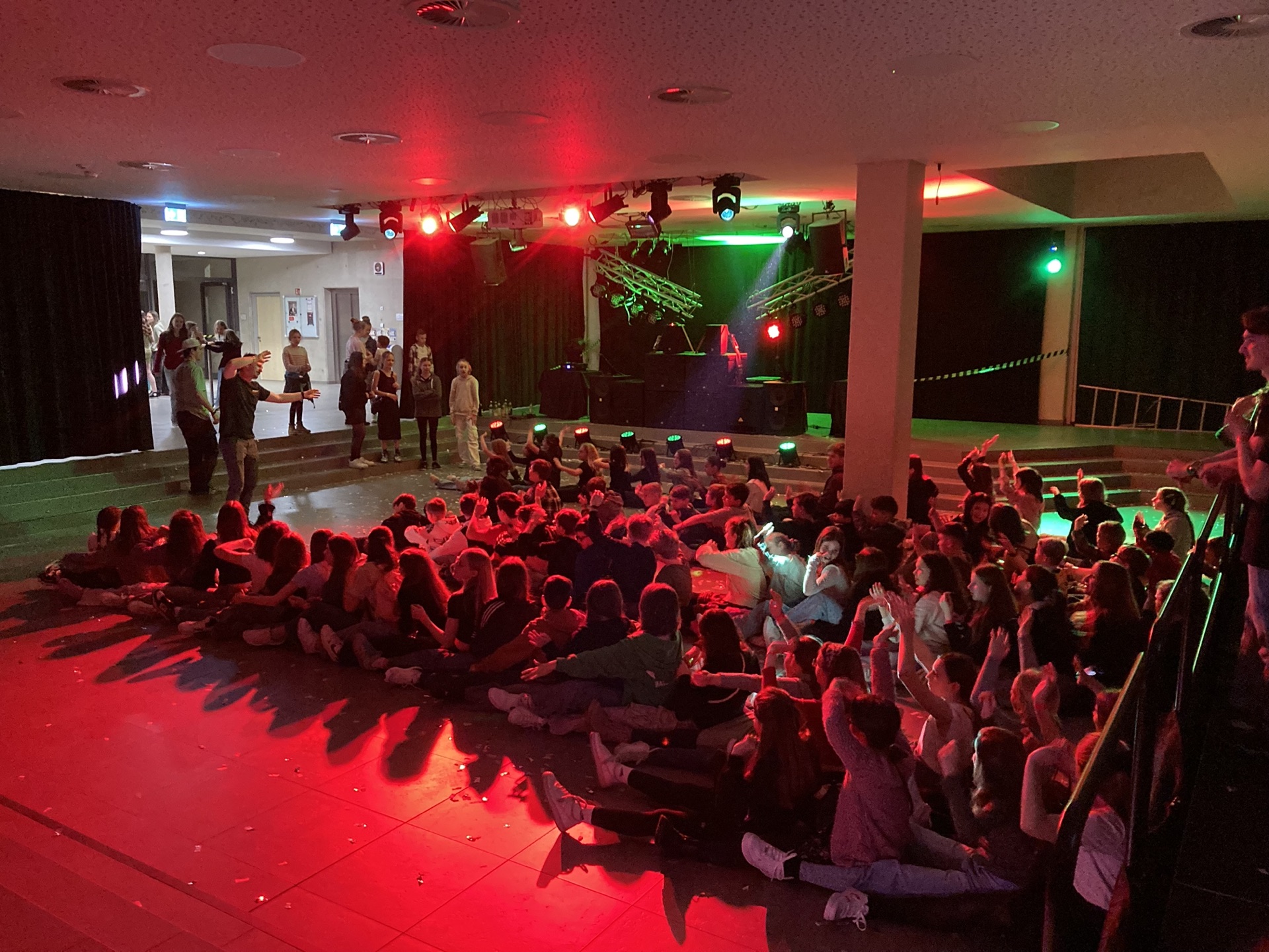 Schulparty mit atmosphärischer Beleuchtung